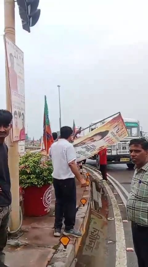 होर्डिंग हटाती नगर निगम की टीम। होर्डिंग हटाती नगर निगम की टीम।