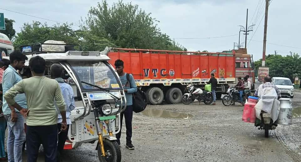 हादसे में क्षतिग्र्रस्त डीसीएम। स्रोत : जागरूक पाठक हादसे में क्षतिग्र्रस्त डीसीएम। स्रोत : जागरूक पाठक