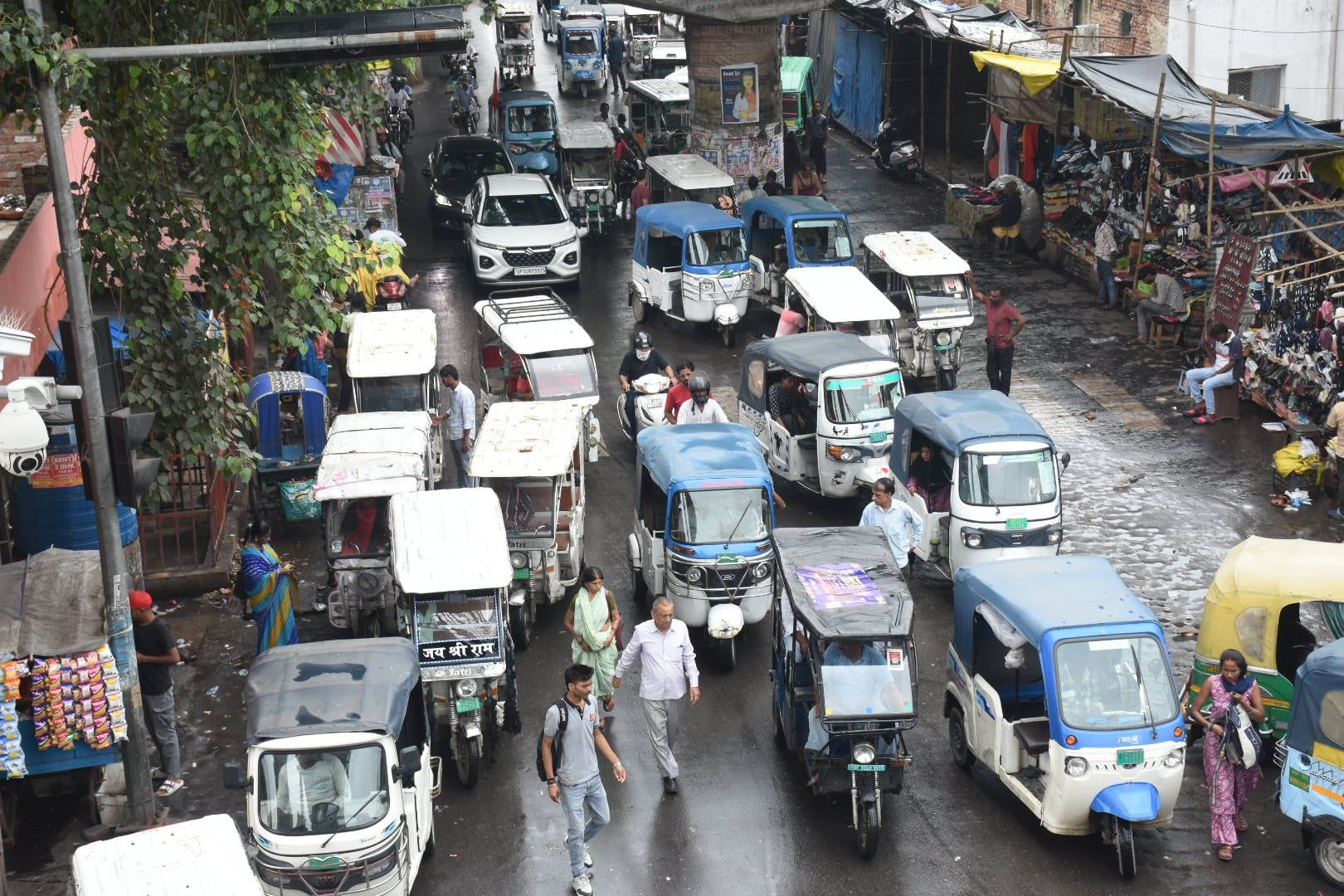 ई रिक्शा के कारण बुधवार को कई इलाकों में लगा रहा जाम। 