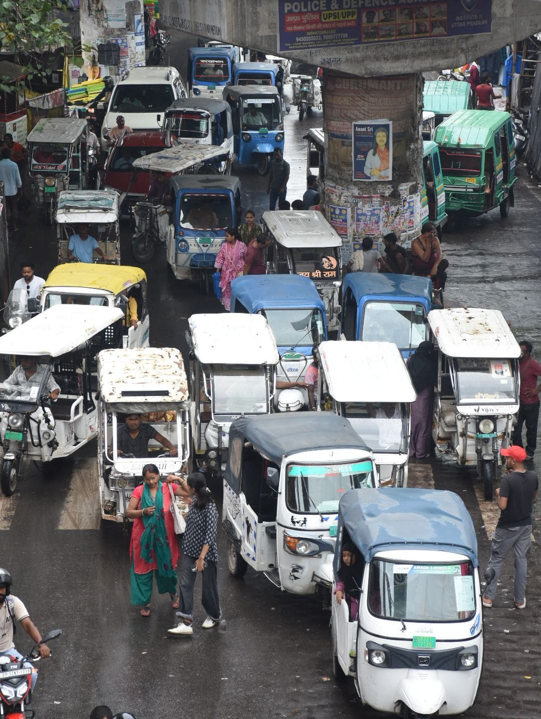 ई रिक्शा के कारण बुधवार को कई इलाकों में लगा रहा जाम। 