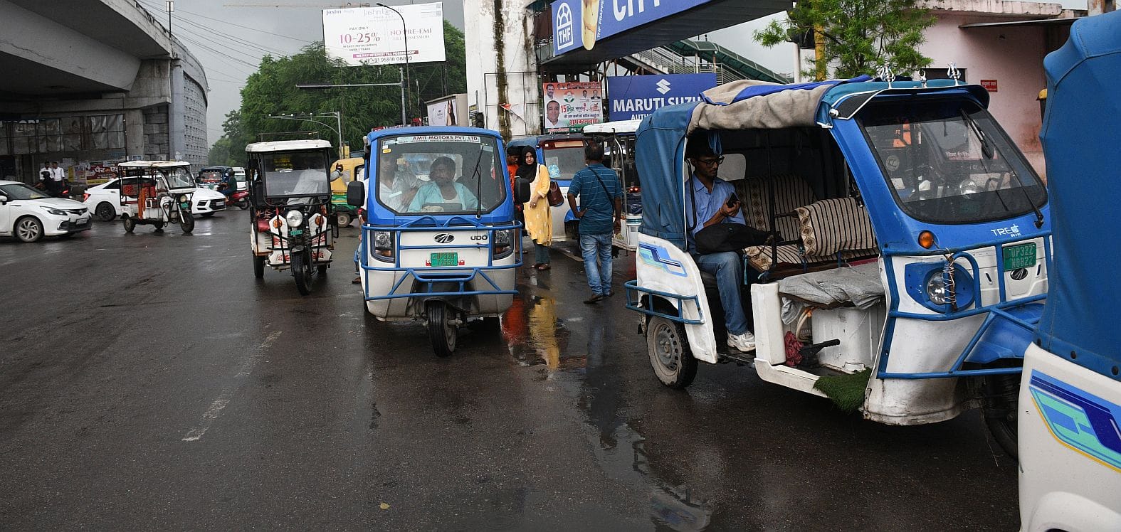 ई रिक्शा के कारण बुधवार को कई इलाकों में लगा रहा जाम। 