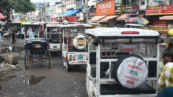 ई रिक्शा के कारण बुधवार को कई इलाकों में लगा रहा जाम। 