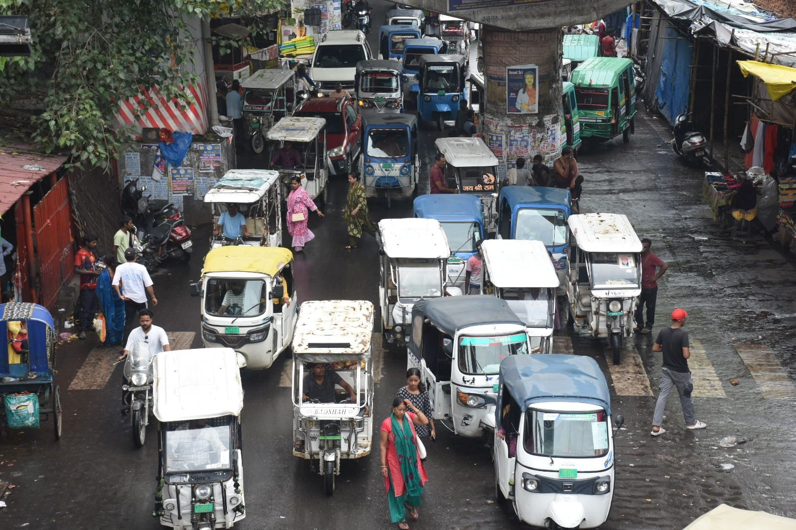 ई रिक्शा के कारण बुधवार को कई इलाकों में लगा रहा जाम। 