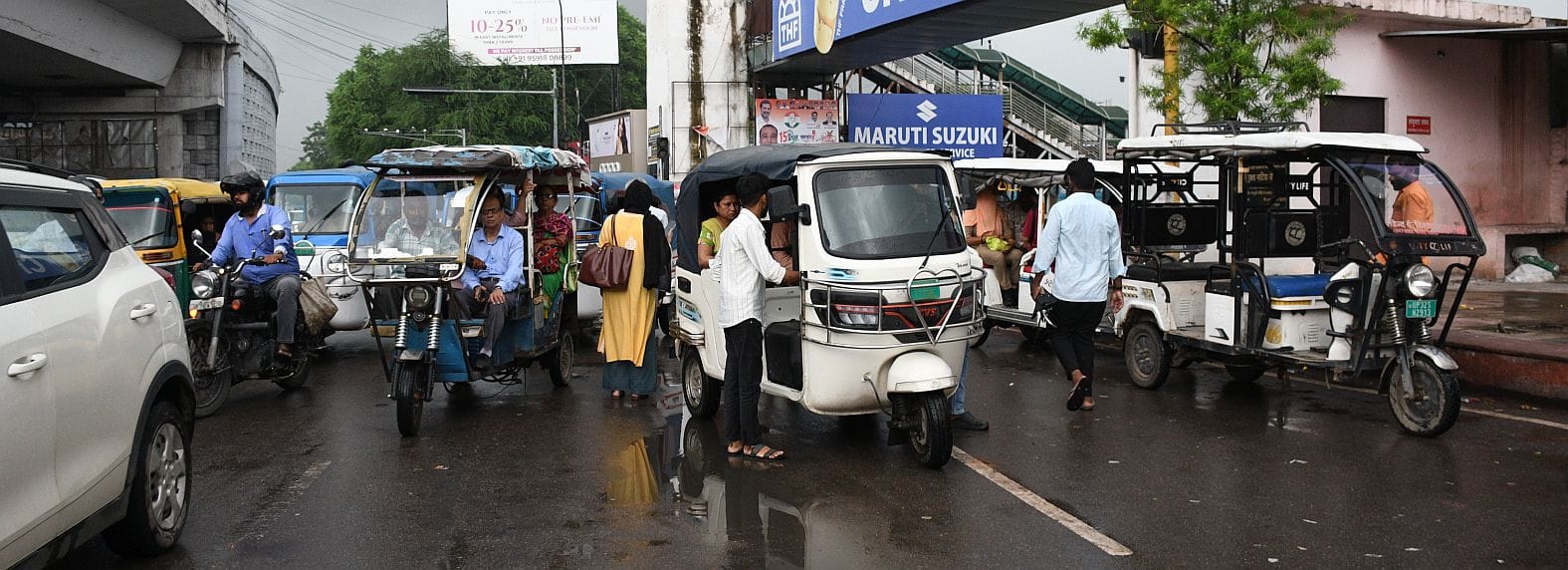 ई रिक्शा के कारण बुधवार को कई इलाकों में लगा रहा जाम। 