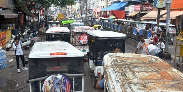 ई रिक्शा के कारण बुधवार को कई इलाकों में लगा रहा जाम। 