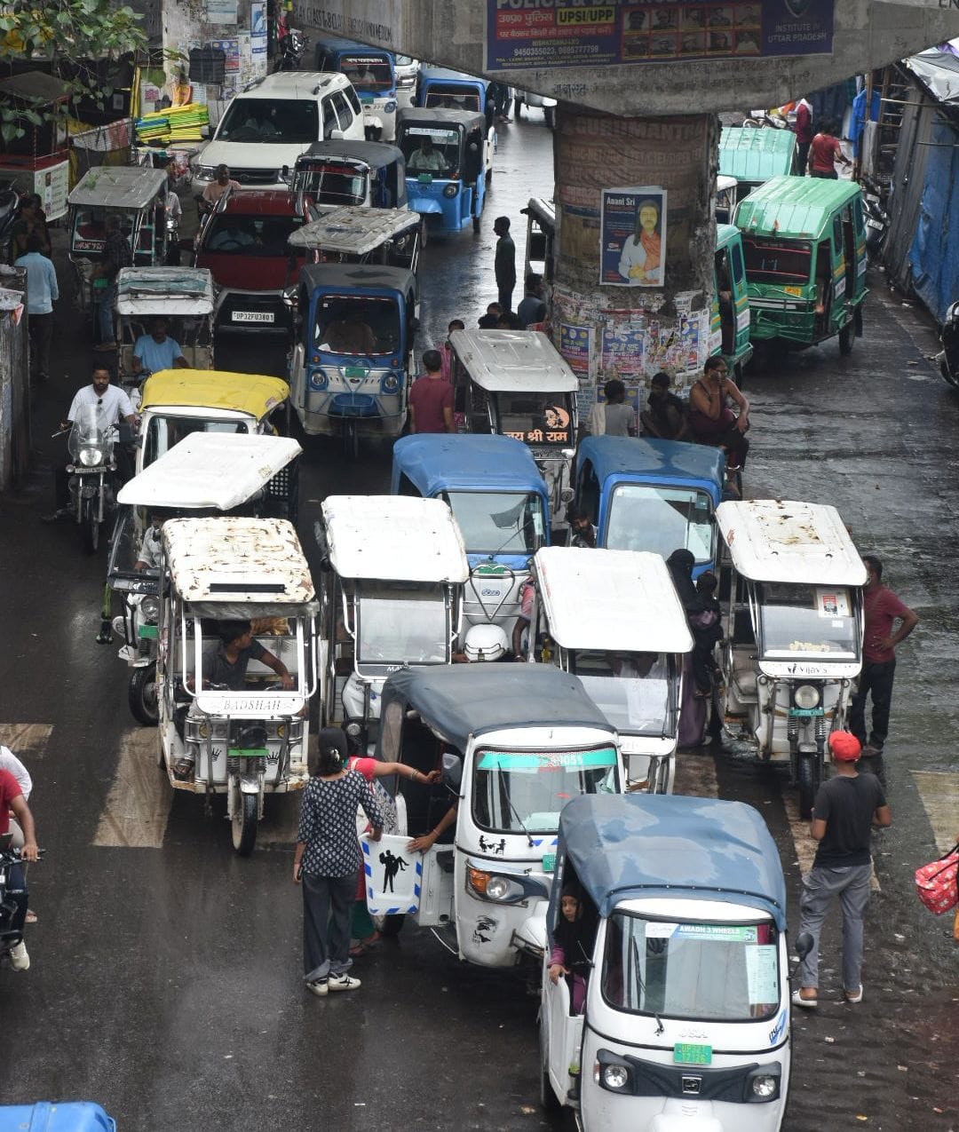 ई रिक्शा के कारण बुधवार को कई इलाकों में लगा रहा जाम। 