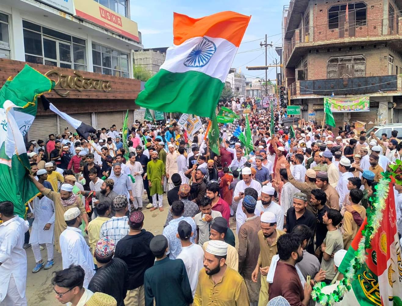 ईद मिलादुन्नबी के जुलूस में शामिल अकीदतमंद। संवाद ईद मिलादुन्नबी के जुलूस में शामिल अकीदतमंद। संवाद