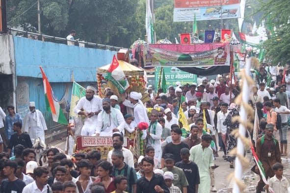 ईद मिलादुन्नबी पर शहर में निकाला गया जुलूस