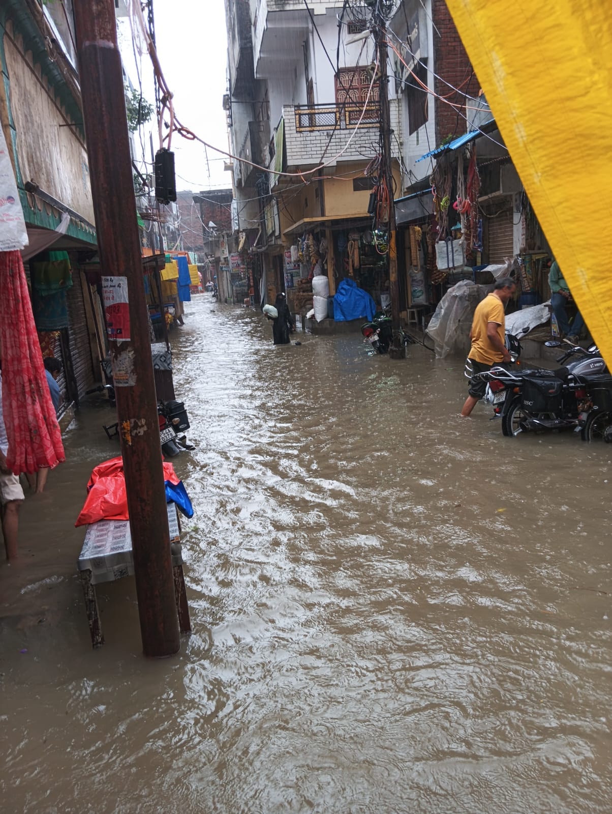 कोपागंज बाजार में बारिश के बाद हुआ जलजमाव। संवाद