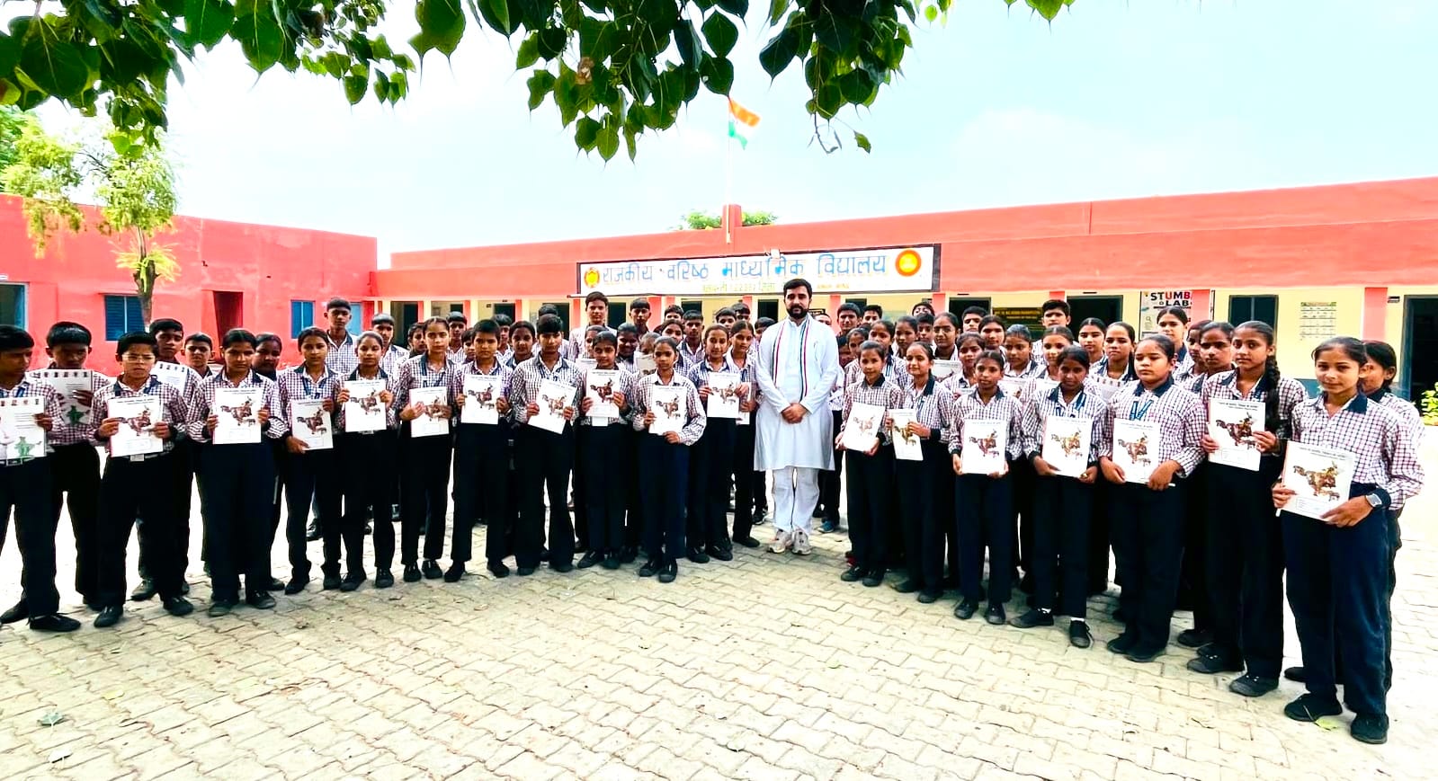 कार्यक्रम के दौरान स्कूली बच्चों के साथ विधायक। विज्ञप्ति कार्यक्रम के दौरान स्कूली बच्चों के साथ विधायक। विज्ञप्ति