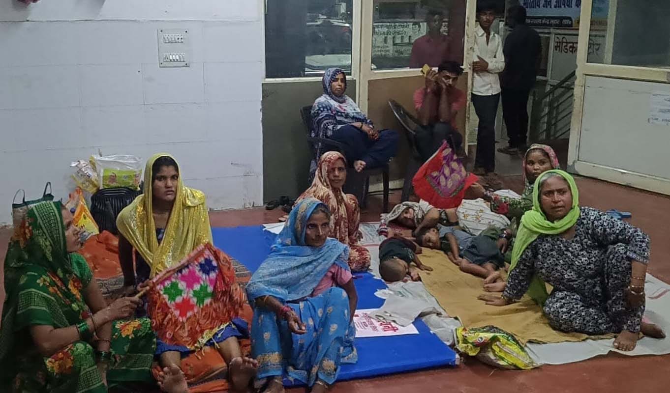 खुटार सीएचसी का परीक्षण करते एसडीएम। स्रोत : तीमारदार खुटार सीएचसी का परीक्षण करते एसडीएम। स्रोत : तीमारदार