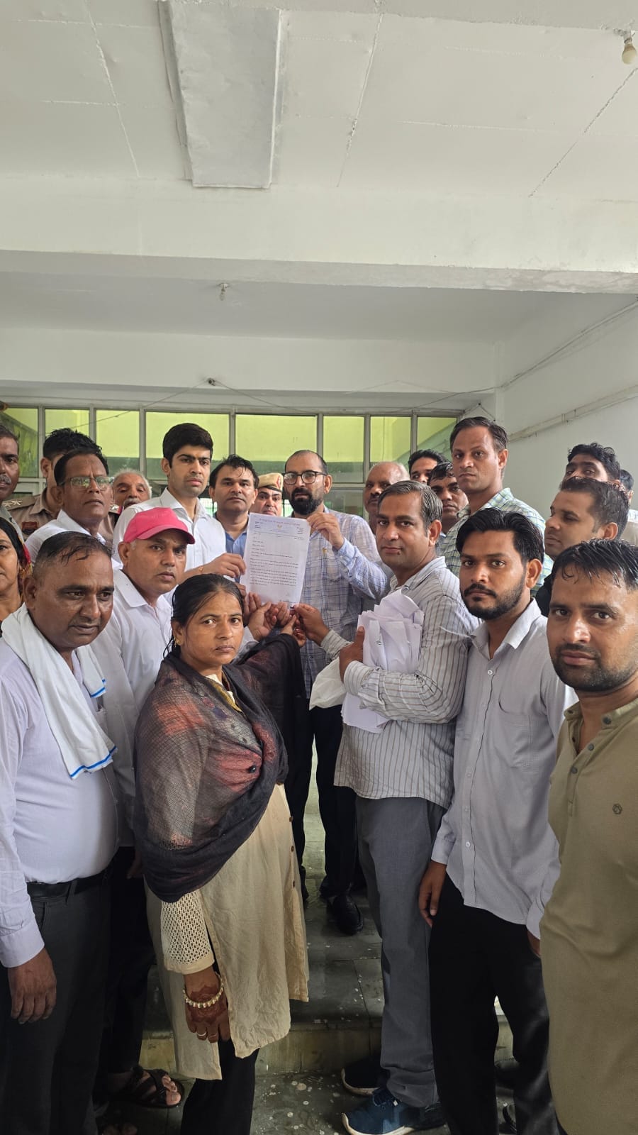 लघु सचिवालय के बाहर प्रदर्शन करते द रेवेन्यू पटवार एवं कानूनगो एसोसिएशन के सदस्य। स्रोत: यूनियन