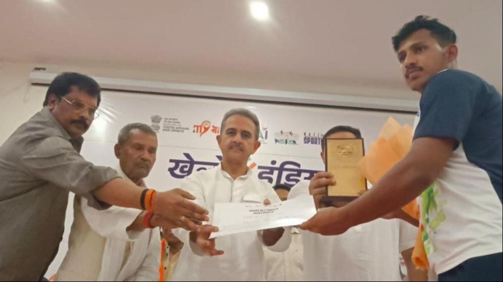 मेडिकल कॉलेज सभागार में प्रतिभागियों को सम्मानित करते विदेश राज्यमंत्री कीर्तिवर्धन सिंह और कार मेडिकल कॉलेज सभागार में प्रतिभागियों को सम्मानित करते विदेश राज्यमंत्री कीर्तिवर्धन सिंह और कार
