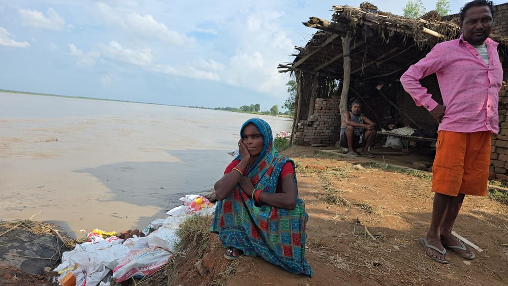 मोहाना नदी में जसनगर गांव के पास हो रहा कटान। संवाद मोहाना नदी में जसनगर गांव के पास हो रहा कटान। संवाद