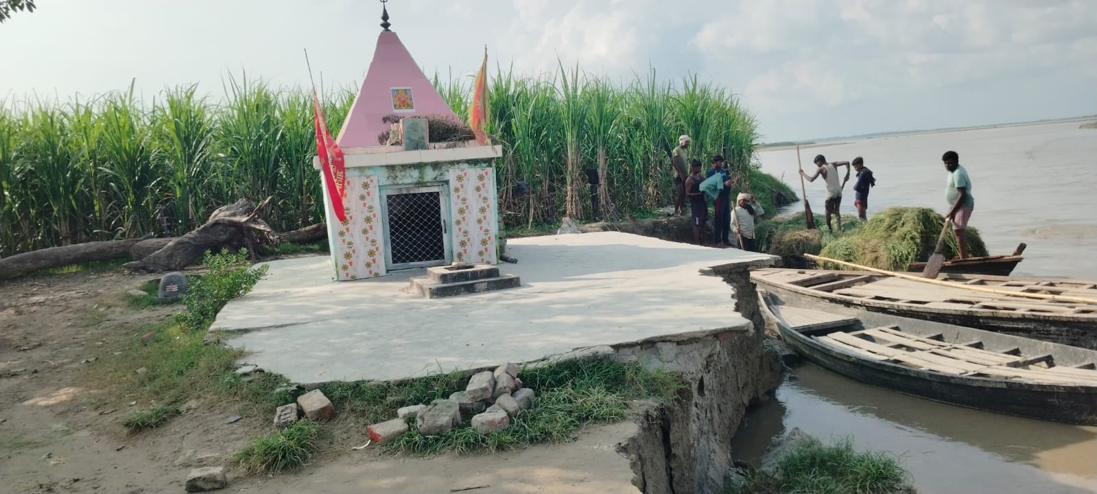 मोहाना नदी में जसनगर गांव के पास हो रहा कटान। संवाद मोहाना नदी में जसनगर गांव के पास हो रहा कटान। संवाद