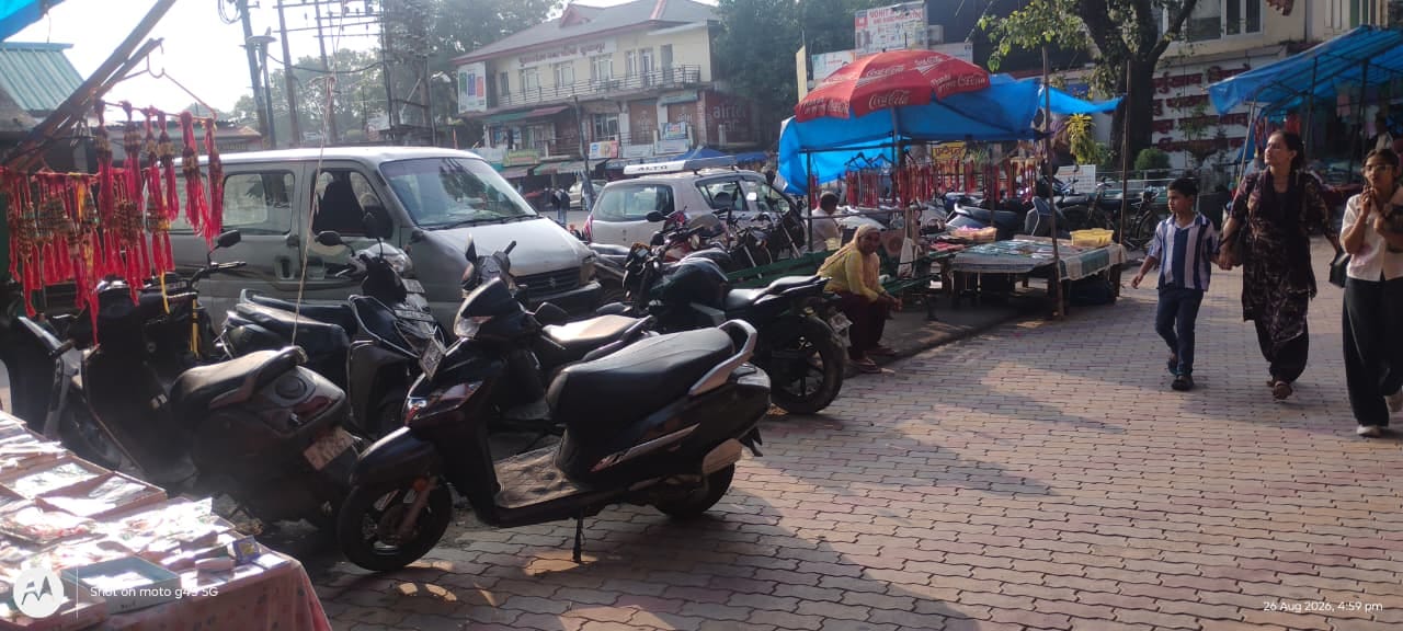 मुख्य बाजार सुजानपुर में बेतरतीव तरीके से खड़े वाहन। संवाद मुख्य बाजार सुजानपुर में बेतरतीव तरीके से खड़े वाहन। संवाद
