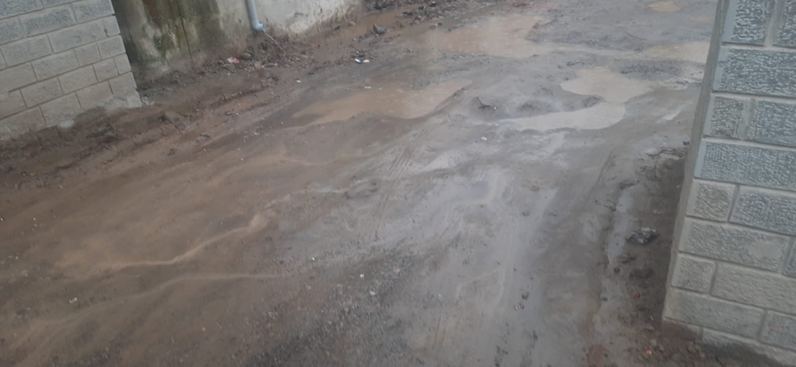 मिनी सचिवालय हमीरपुर के गेट पास भरा जमा बारिश का पानी। संवाद। मिनी सचिवालय हमीरपुर के गेट पास भरा जमा बारिश का पानी। संवाद।