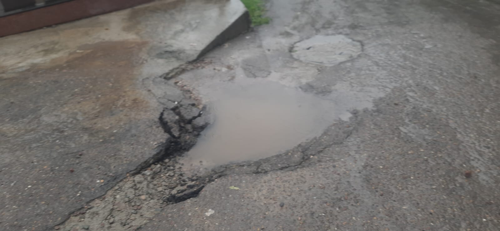 मिनी सचिवालय हमीरपुर के गेट पास भरा जमा बारिश का पानी। संवाद। मिनी सचिवालय हमीरपुर के गेट पास भरा जमा बारिश का पानी। संवाद।
