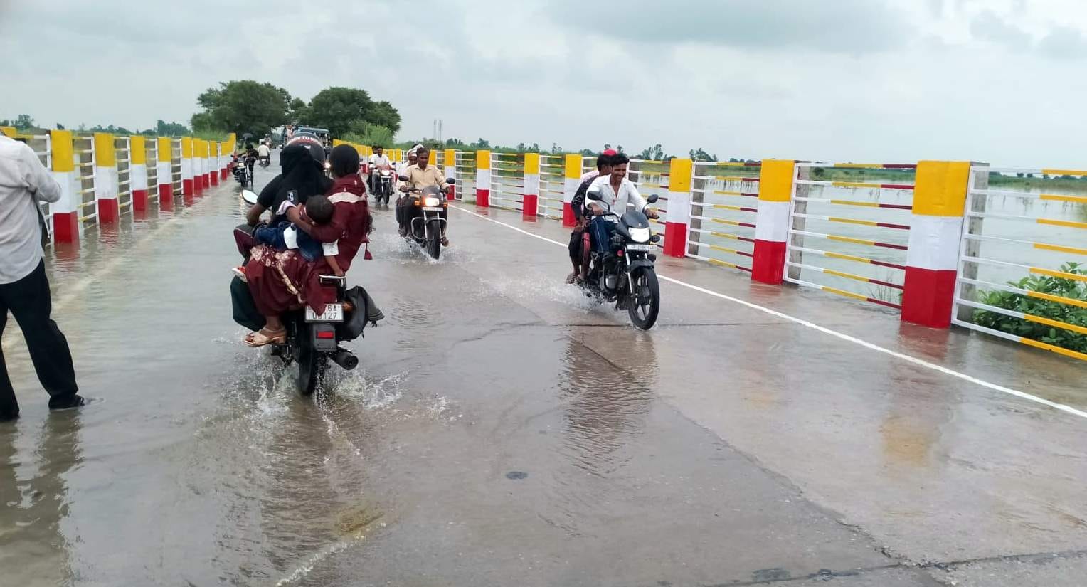 मिर्जापुर क्षेत्र के आजाद नगर गांव में भरा पानी। संवाद