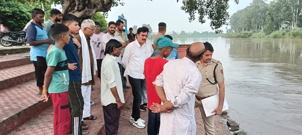 नहर में डूबा कृष्णा। परिजन नहर में डूबा कृष्णा। परिजन