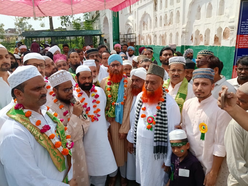 नजीबाबाद में जुलूस-ए-मोहम्मदी का आगाज करते उलमा और जनप्रतिनिधि। संवाद नजीबाबाद में जुलूस-ए-मोहम्मदी का आगाज करते उलमा और जनप्रतिनिधि। संवाद