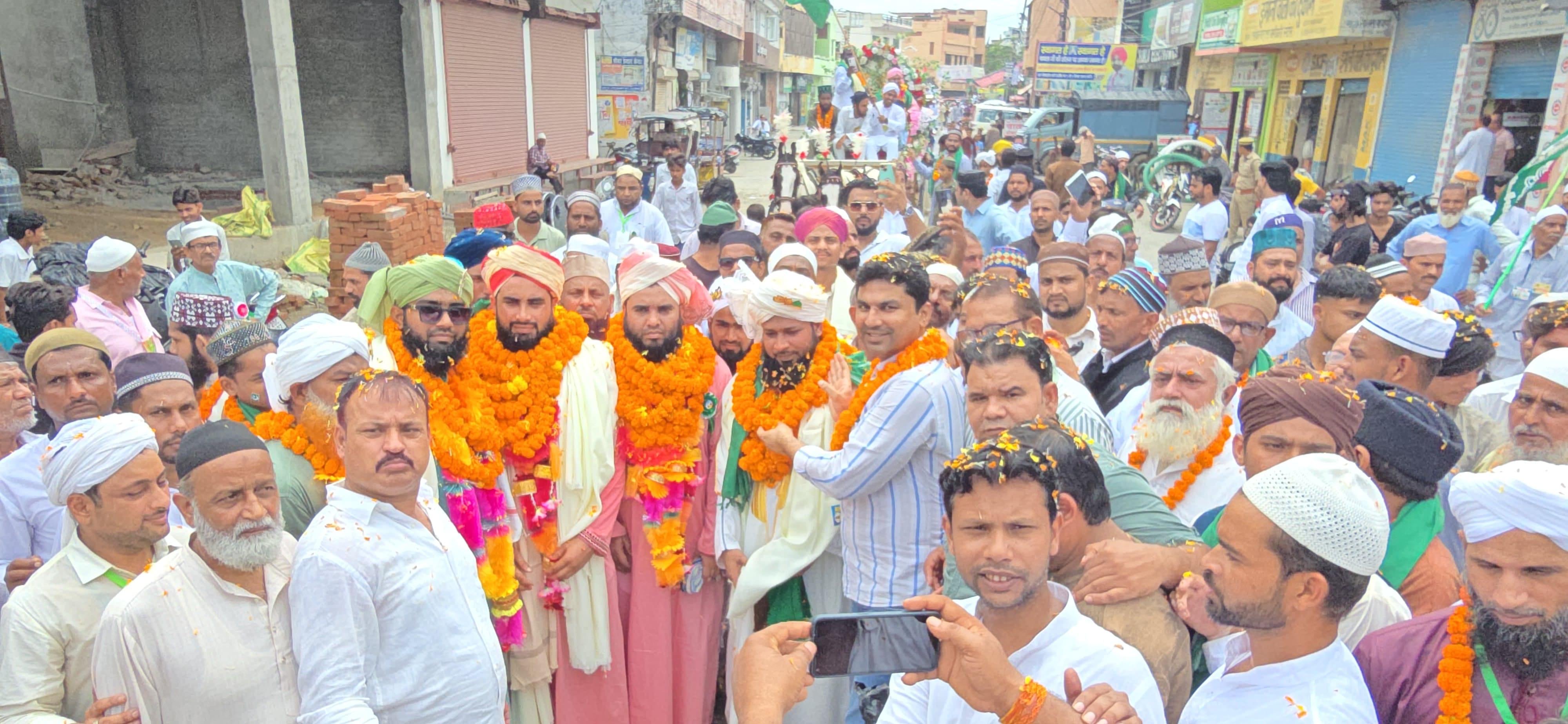 नजीबाबाद में जुलूस-ए-मोहम्मदी का आगाज करते उलमा और जनप्रतिनिधि। संवाद नजीबाबाद में जुलूस-ए-मोहम्मदी का आगाज करते उलमा और जनप्रतिनिधि। संवाद