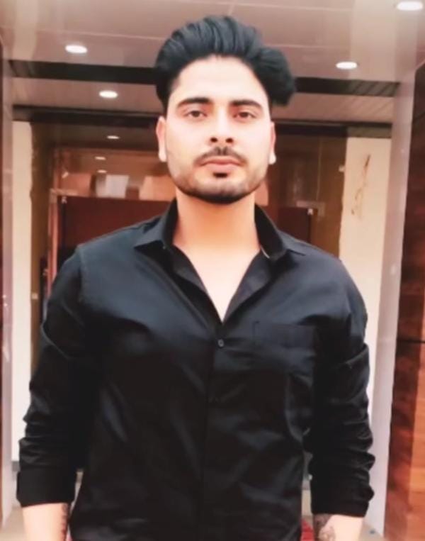 नवीन ठाकुर, वाहन चालक। नवीन ठाकुर, वाहन चालक।