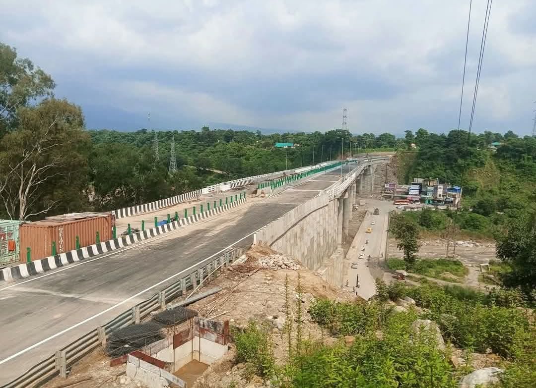 नवीन ठाकुर, वाहन चालक। नवीन ठाकुर, वाहन चालक।