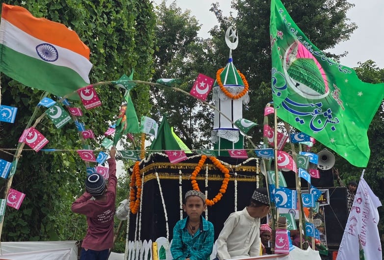 पडरौना शहर में जश्ने ईद मिलादुन्नबी का निकाली गई जुलूस में शामिल मुस्लिम समुदाय के लोग।संवाद पडरौना शहर में जश्ने ईद मिलादुन्नबी का निकाली गई जुलूस में शामिल मुस्लिम समुदाय के लोग।संवाद