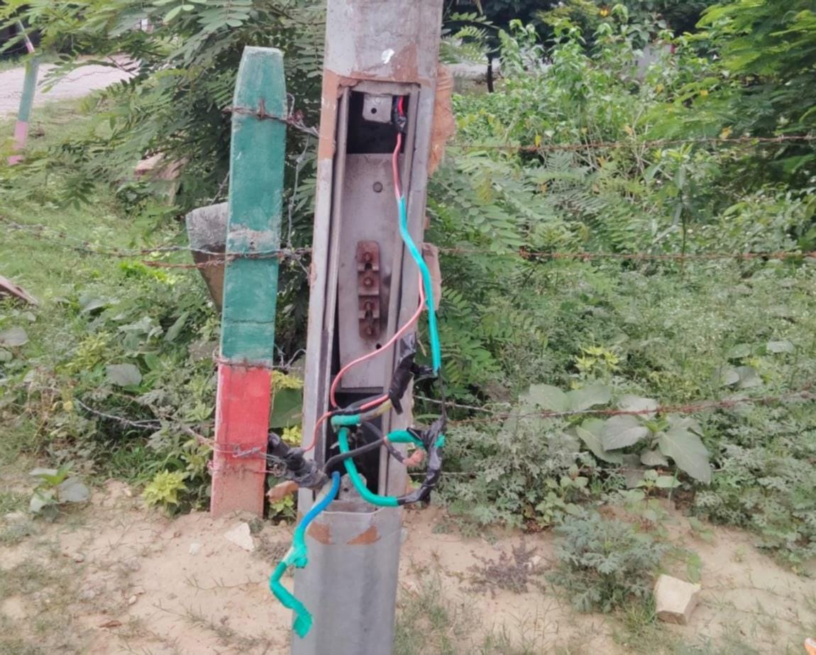 पुलिस कार्यालय के पास लगे खंभे में खुले जंक्शन बॉक्स से लटकता तार।