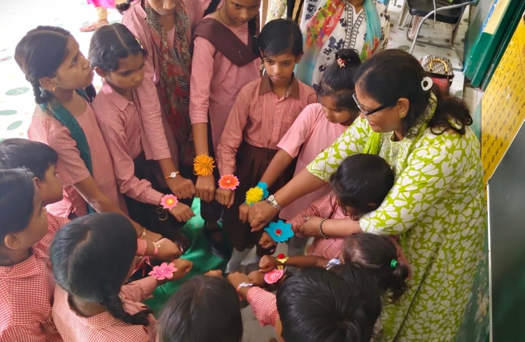पलिया एसडीएम को राखी बांधती छात्राएं। संवाद