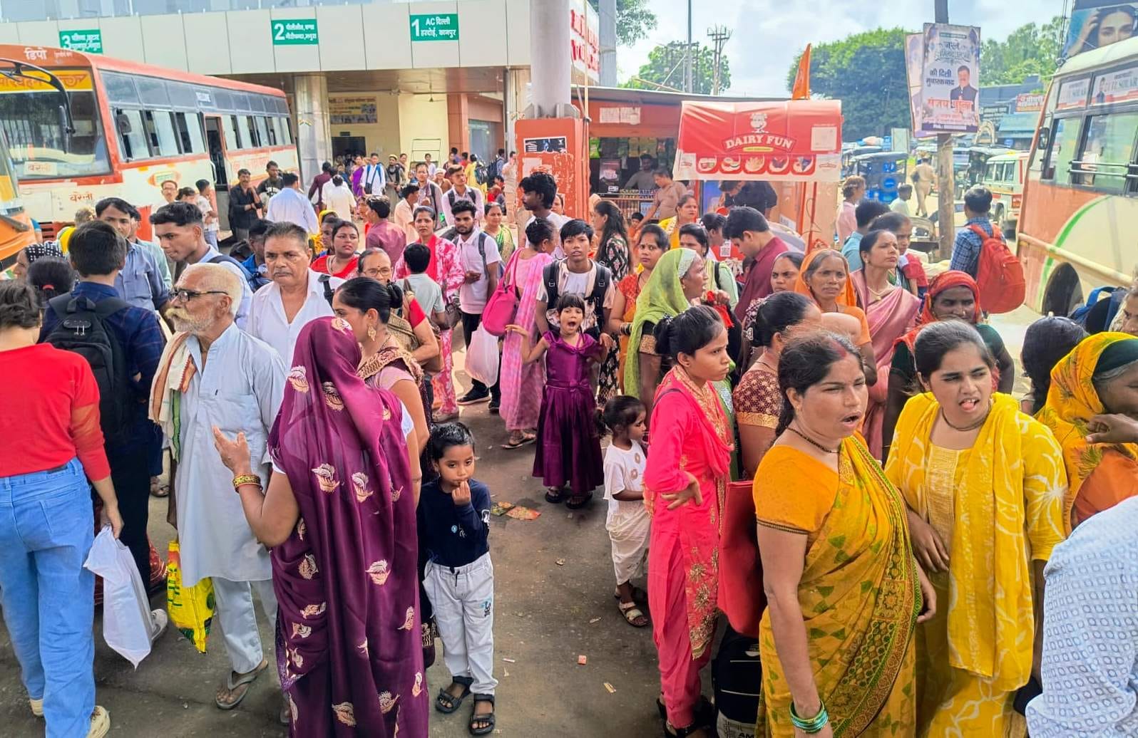 रोडवेज बस पर चढ़ने का प्रयास करते यात्री। संवाद रोडवेज बस पर चढ़ने का प्रयास करते यात्री। संवाद