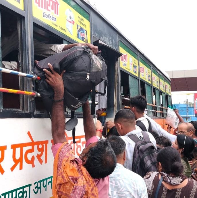 रोडवेज बस पर चढ़ने का प्रयास करते यात्री। संवाद रोडवेज बस पर चढ़ने का प्रयास करते यात्री। संवाद