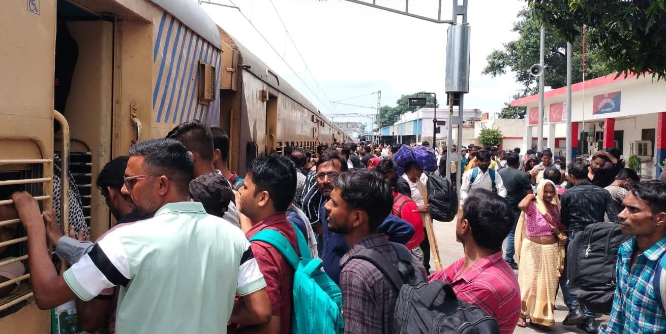 रोडवेज बस पर चढ़ने का प्रयास करते यात्री। संवाद रोडवेज बस पर चढ़ने का प्रयास करते यात्री। संवाद