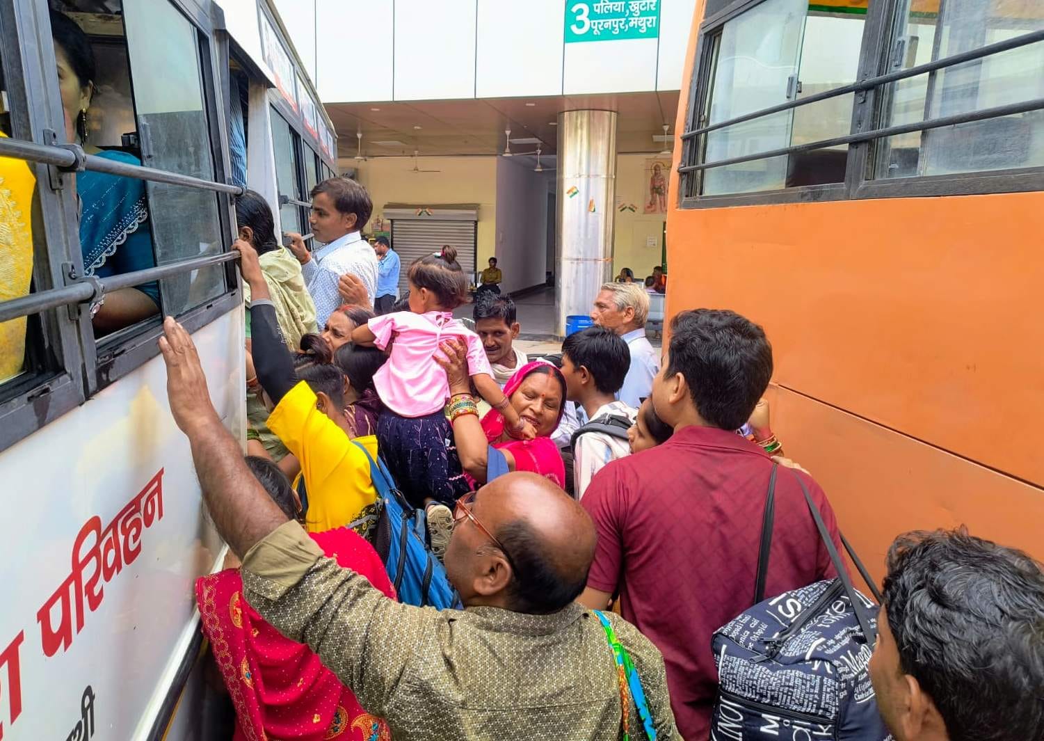 रोडवेज बस पर चढ़ने का प्रयास करते यात्री। संवाद रोडवेज बस पर चढ़ने का प्रयास करते यात्री। संवाद