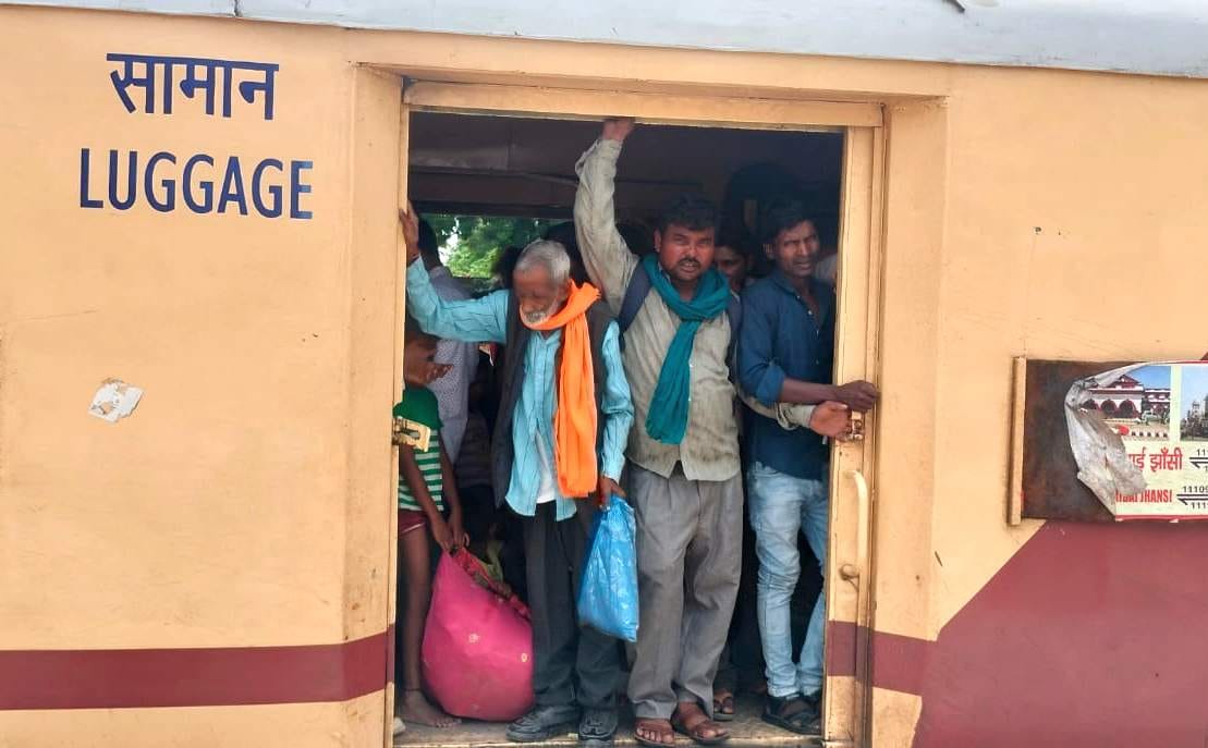 रोडवेज बस पर चढ़ने का प्रयास करते यात्री। संवाद रोडवेज बस पर चढ़ने का प्रयास करते यात्री। संवाद