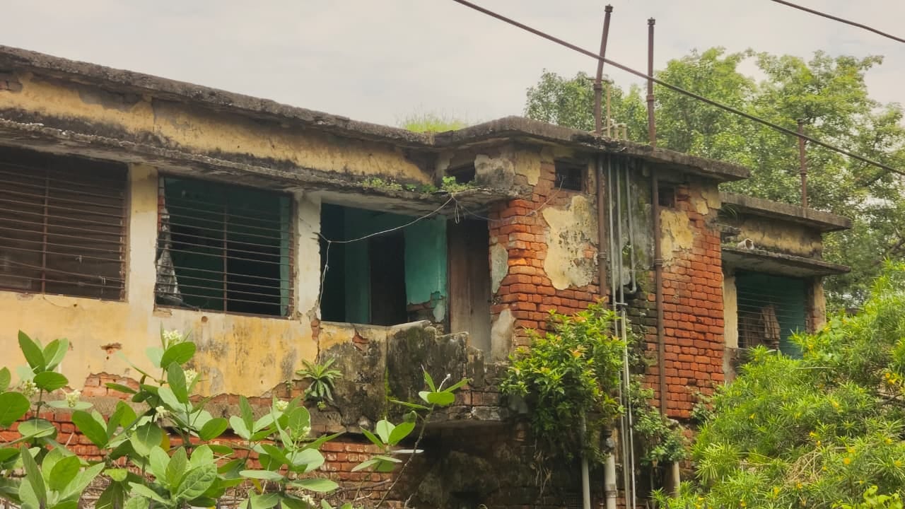 राजापुर मार्ग पर जर्जर चकबंदी कार्यालय। संवाद