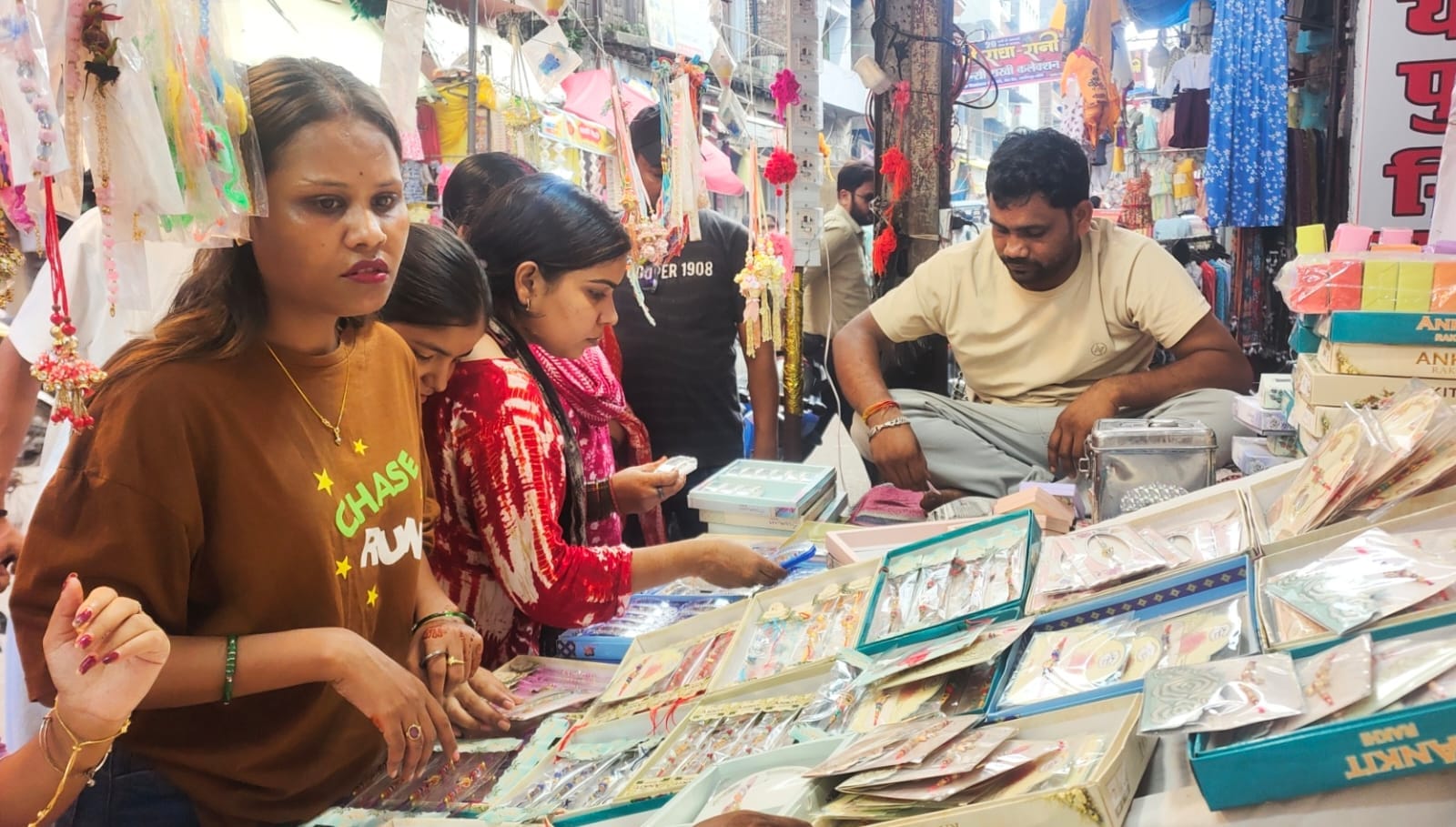 रक्षा बंधन के लिए मिठाई की दुकान पर हो रही खरीदारी। संवाद रक्षा बंधन के लिए मिठाई की दुकान पर हो रही खरीदारी। संवाद