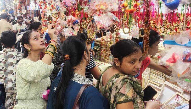 रक्षा बंधन के लिए मिठाई की दुकान पर हो रही खरीदारी। संवाद रक्षा बंधन के लिए मिठाई की दुकान पर हो रही खरीदारी। संवाद