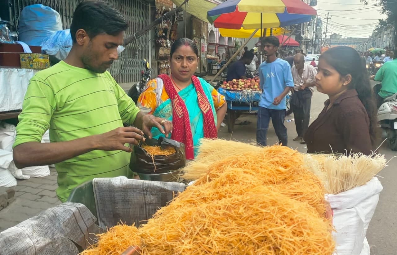 रक्षा बंधन के लिए मिठाई की दुकान पर हो रही खरीदारी। संवाद रक्षा बंधन के लिए मिठाई की दुकान पर हो रही खरीदारी। संवाद