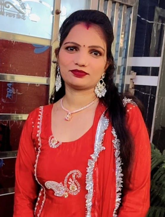 रक्षाबंधन के लिए राखी पसंद करती महिला। संवाद रक्षाबंधन के लिए राखी पसंद करती महिला। संवाद