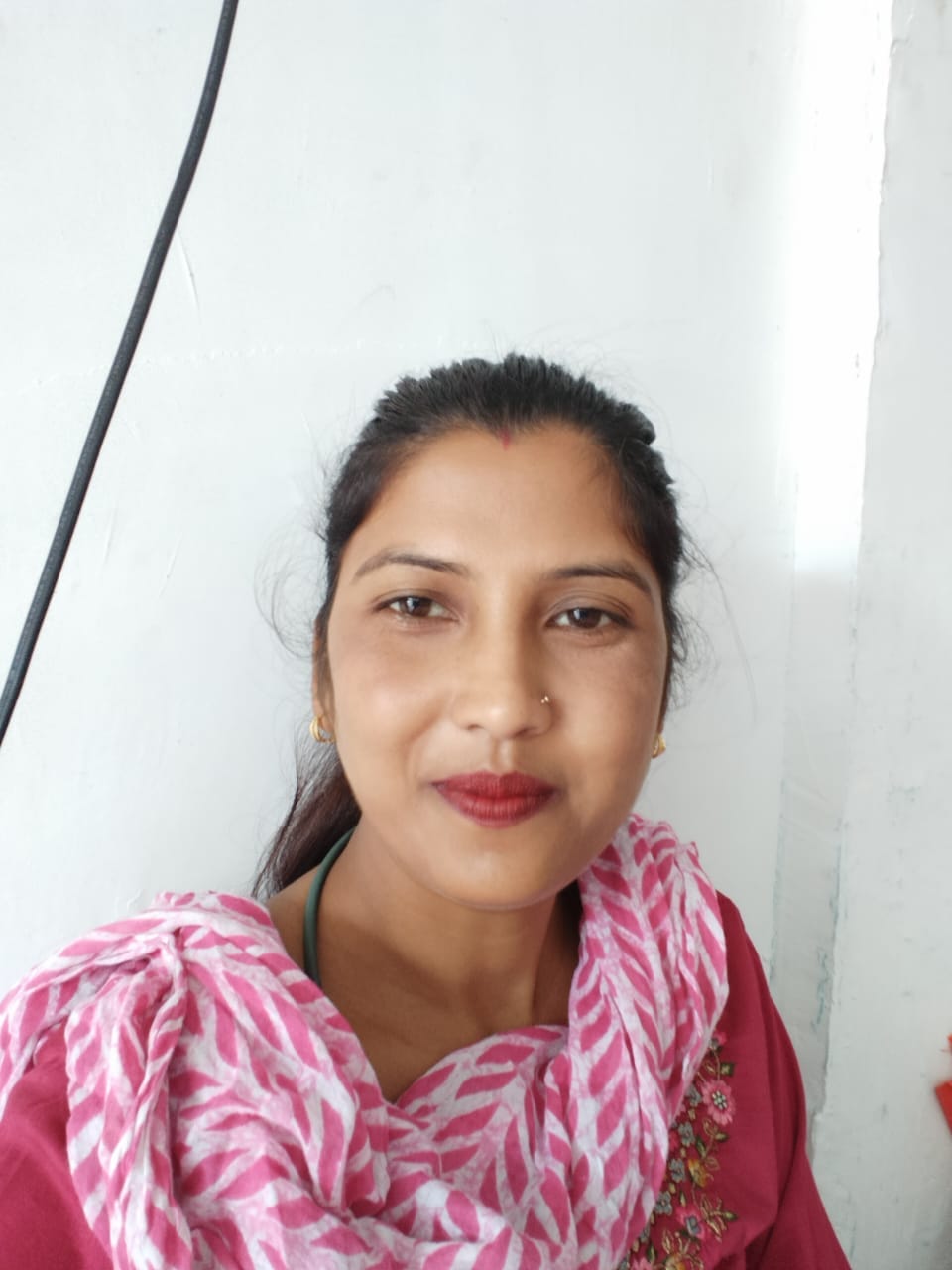 रक्षाबंधन के लिए राखी पसंद करती महिला। संवाद रक्षाबंधन के लिए राखी पसंद करती महिला। संवाद