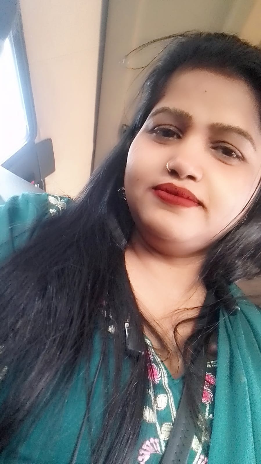 रक्षाबंधन के लिए राखी पसंद करती महिला। संवाद रक्षाबंधन के लिए राखी पसंद करती महिला। संवाद
