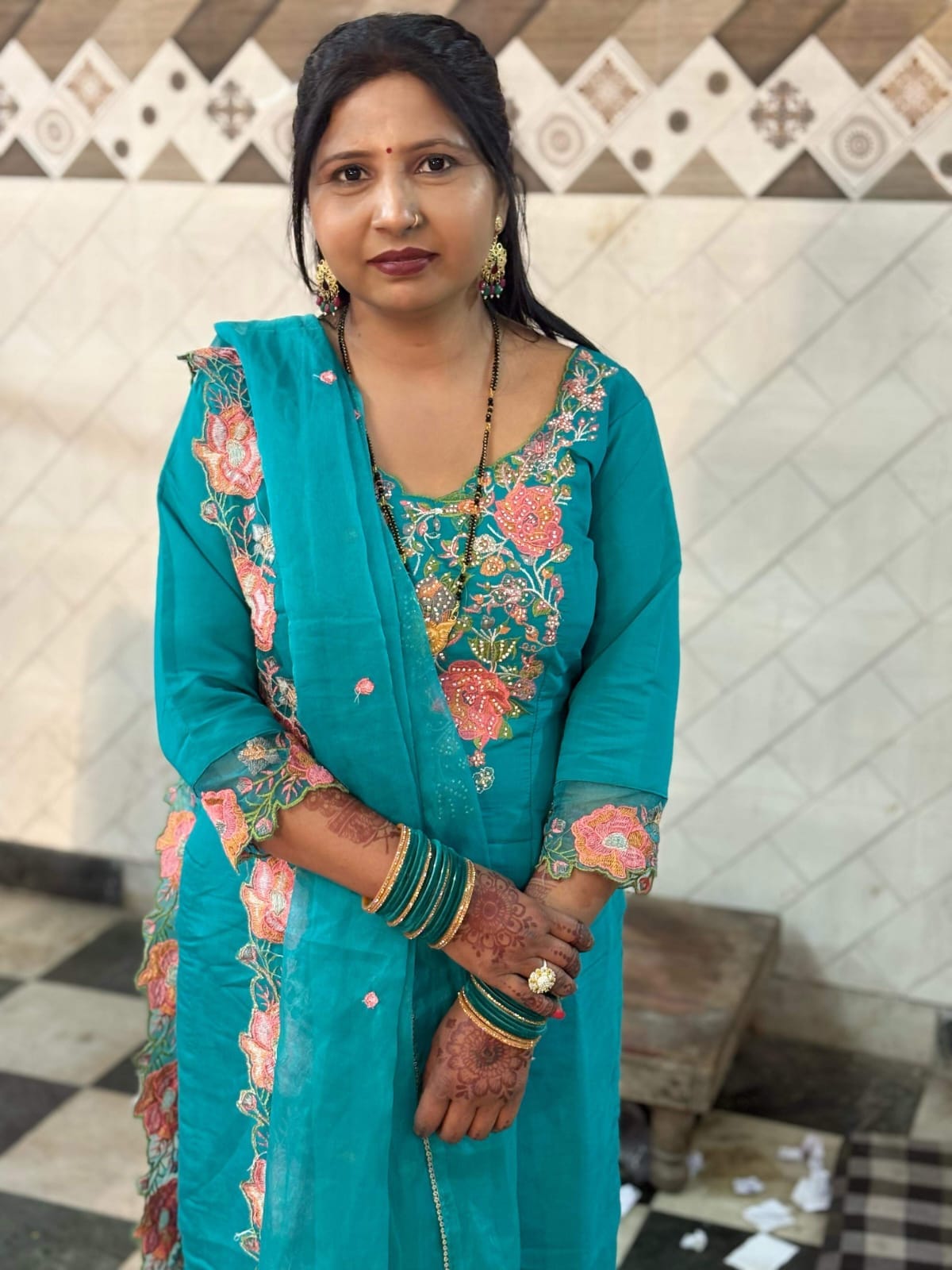 रेलवे रोड पर सब्जी की खरीदारी करता बुजुर्ग। संवाद रेलवे रोड पर सब्जी की खरीदारी करता बुजुर्ग। संवाद