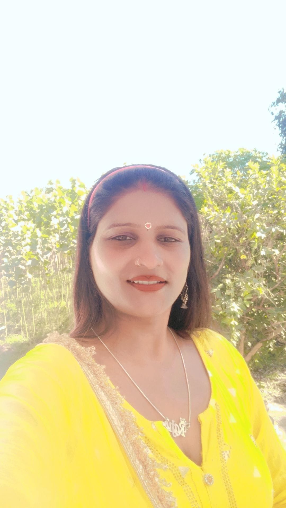 रेलवे रोड पर सब्जी की खरीदारी करता बुजुर्ग। संवाद रेलवे रोड पर सब्जी की खरीदारी करता बुजुर्ग। संवाद