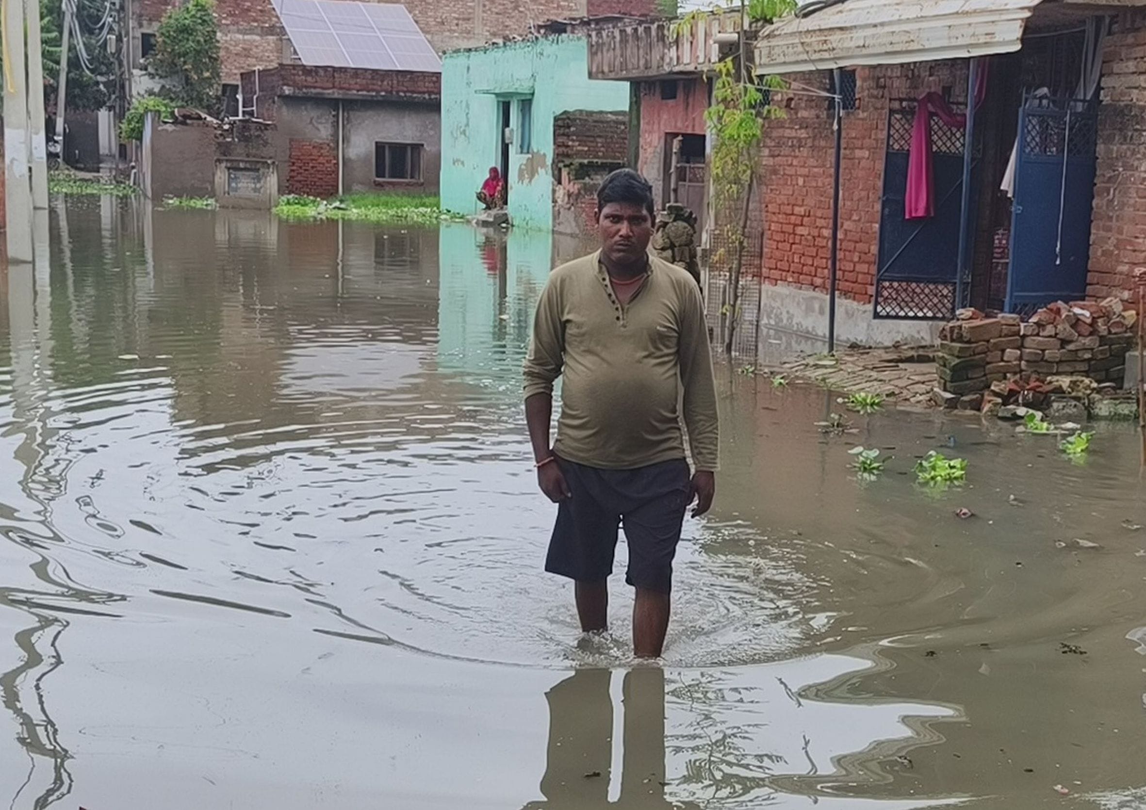 रायबरेली में शहर के नया पुरवा में तालाब उफनाने से घरों के सामने हुआ जलभराव। 