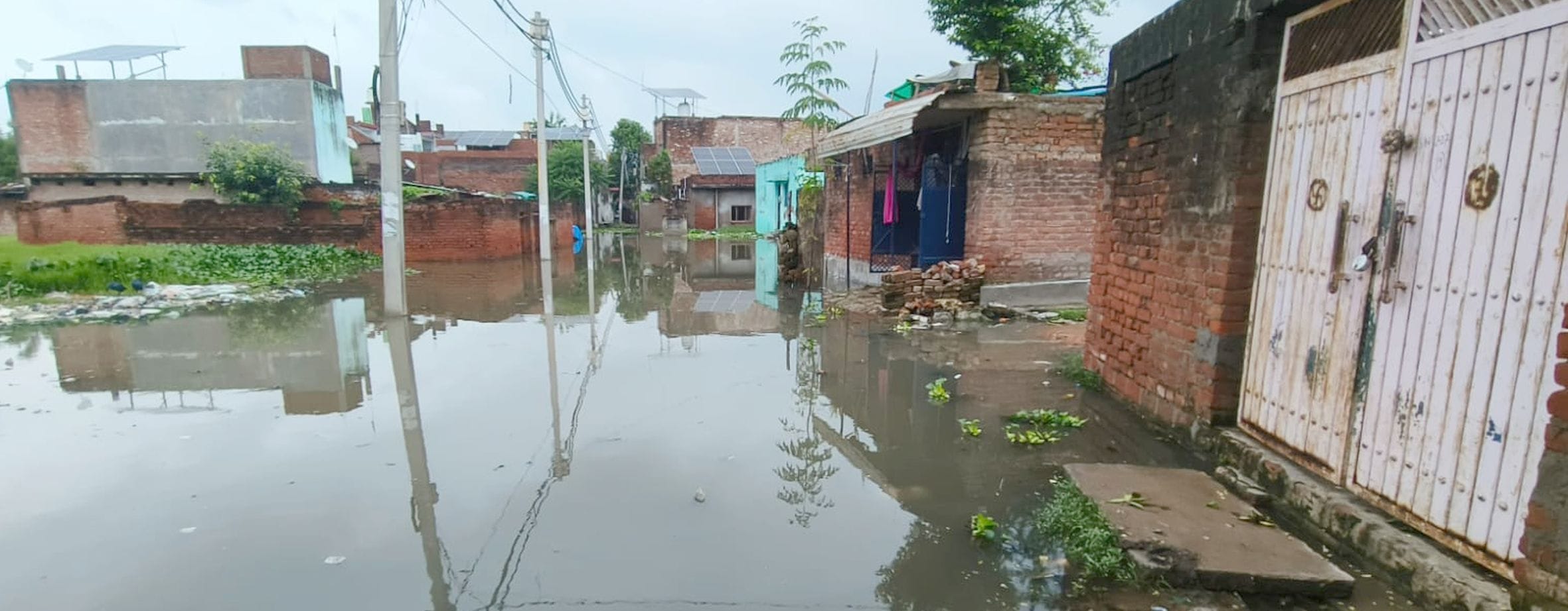 रायबरेली में शहर के नया पुरवा में तालाब उफनाने से घरों के सामने हुआ जलभराव। 
