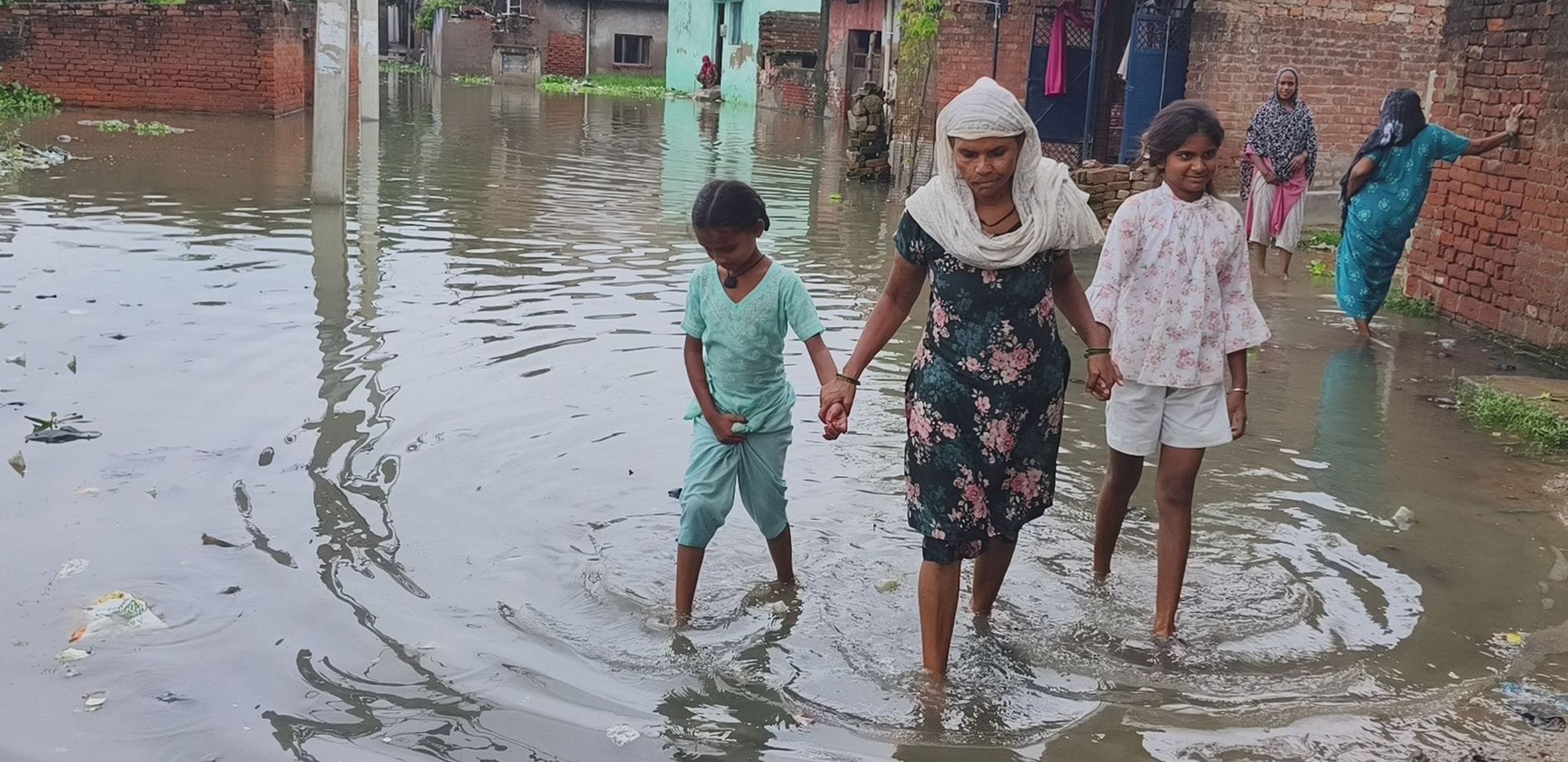 रायबरेली में शहर के नया पुरवा में तालाब उफनाने से घरों के सामने हुआ जलभराव। 