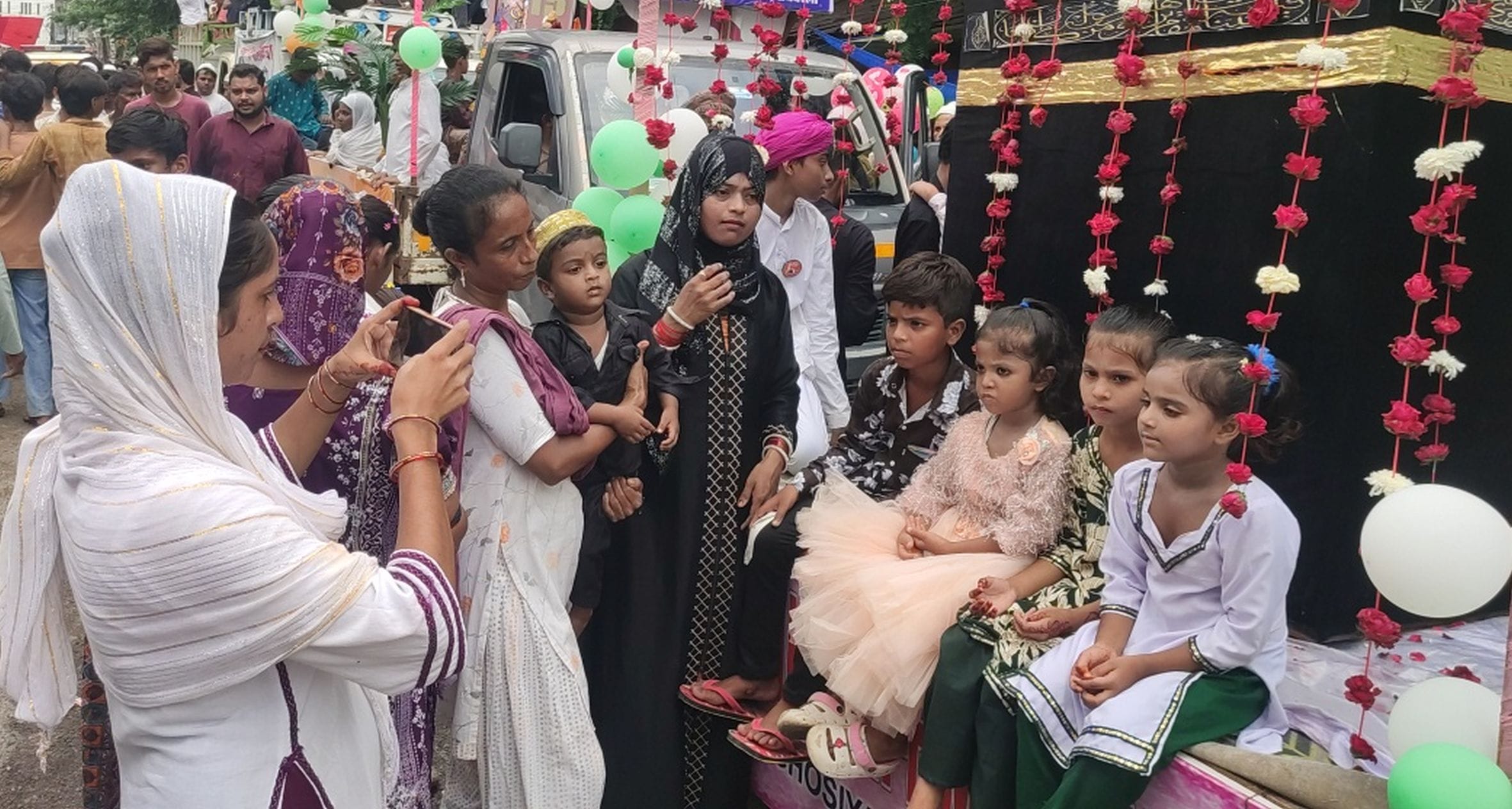 -रायबरेली में शहर में निकलते बारावफात के जुलूस में शामिल बच्चे