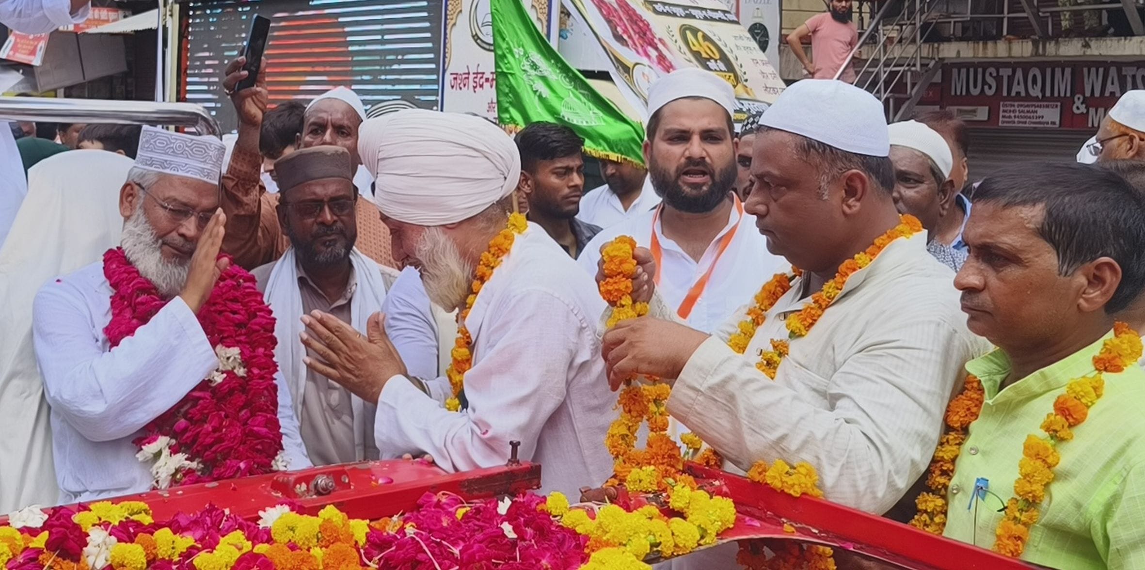 -रायबरेली में शहर में निकलते बारावफात के जुलूस में शामिल बच्चे